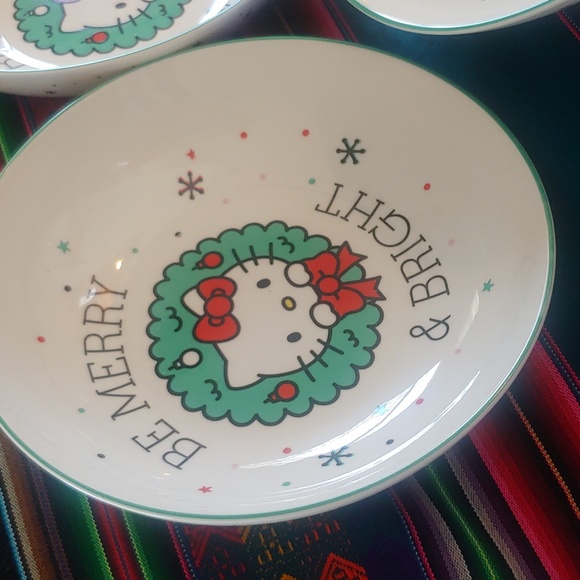 š²Price Dropā!$40 for 4 Hello Kitty Christmas Plate Bowls NEW - Picture 5 of 10